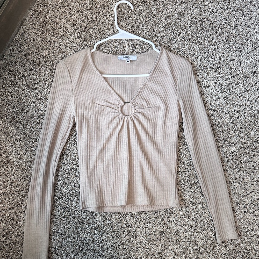 Wildfire ribbed longsleeve with front ring. Super flattering